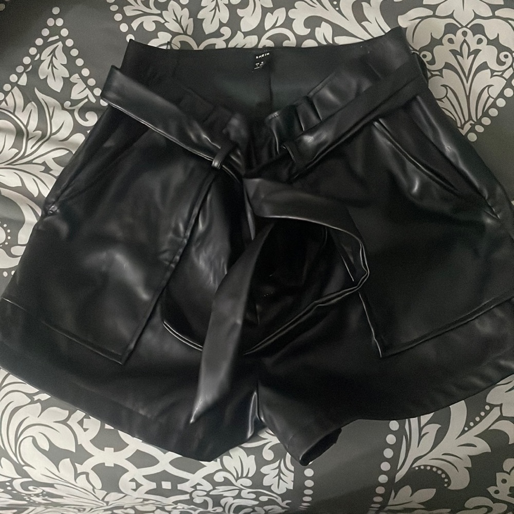 Faux leather short 🖤